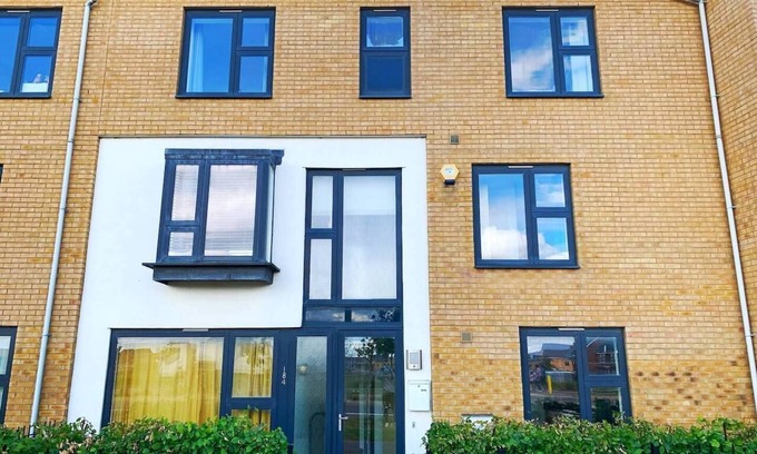 Newport Pagnell Casa | Large, spacious and cosy 5 bedroom house sleeps up to 9 guests.