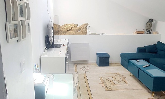 La Ricamarie Apartamento | Large, spacious bedroom