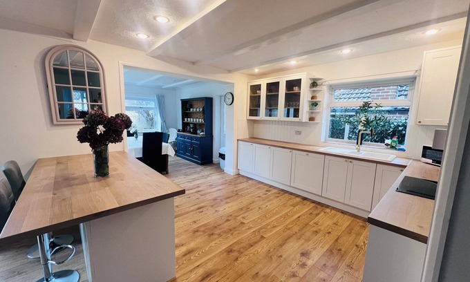 Swalecliffe Casa | Large spacious bungalow, parking for 4 cars, pets welcome!