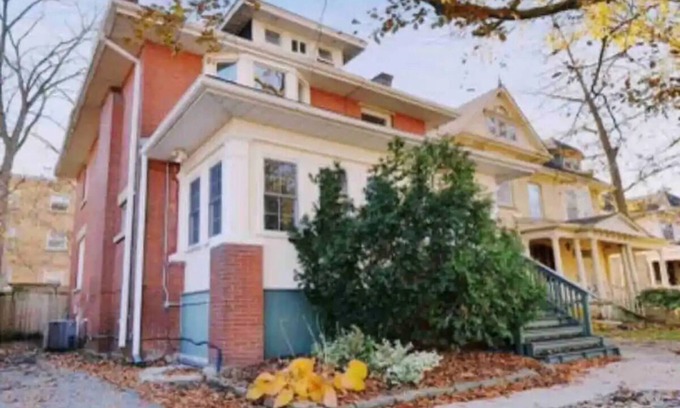 South London Casa | Large, Spacious Home in Wortley, London Ontario, Close to Bus Route and Downtown