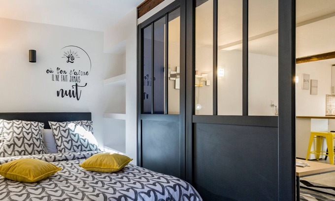 Saint-Jean-de-Vedas Apartamento | Large studio in the heart of the village