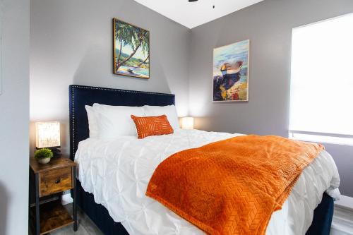 University Heights Apartamento | Large-studio-balcony-desk-ac-full-kitchen