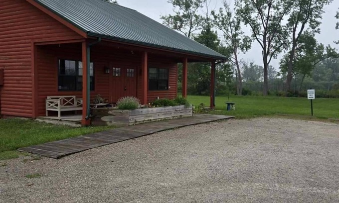 Gypsum Apartamento | Large studio cabin in Catawba island area with WiFi, AC, large parking area