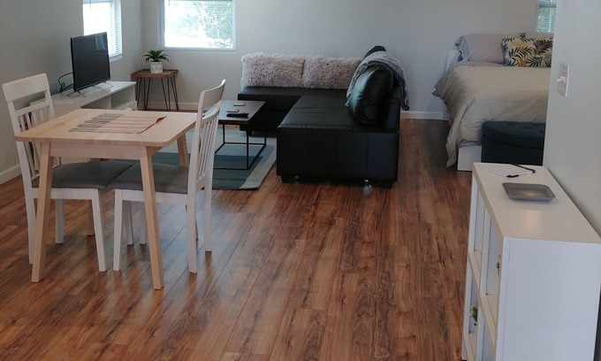Neptune Beach Apartamento | Large studio guest cottage 1.5 blocks from ocean