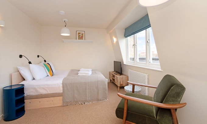Camden Town with Primrose Hill Apartamento | Large Studio in Heritage Building Near Camden