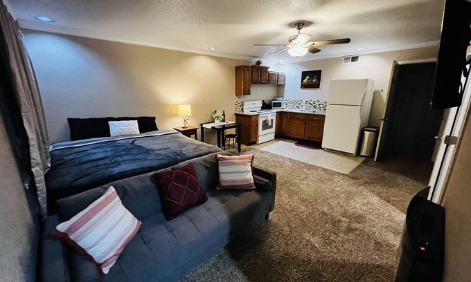 Roseville Apartamento | Large studio: King bed, Full kitchen