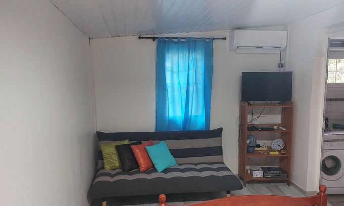 Le Lamentin Casa | Large studio