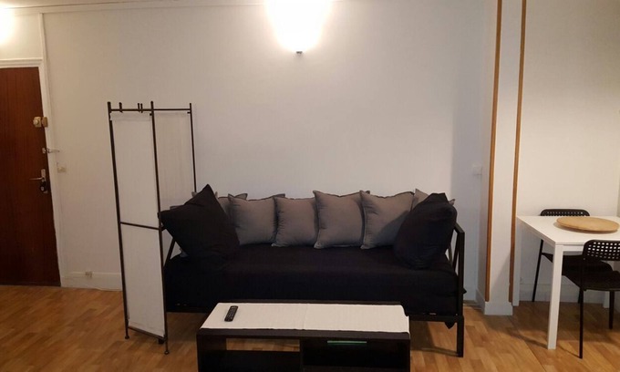 Trappes Apartamento | large studio near station / leisure center of St Quentin and Versailles
