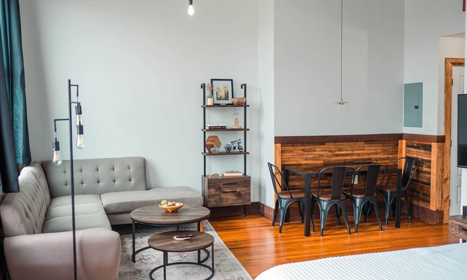 Johnson City Apartamento | Large Studio Suite in the Middle of Downtown JC