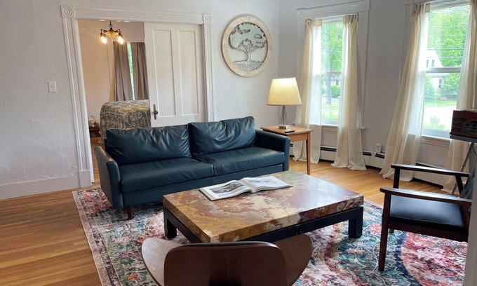 Sunapee Apartamento | Large Sunny Main Floor Historic Apartment