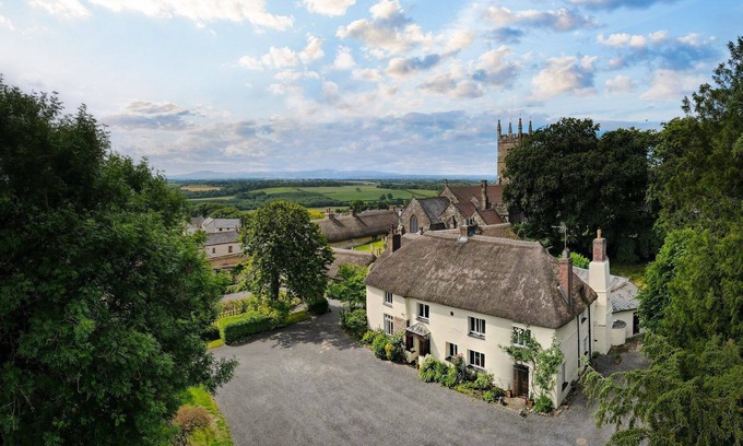 Broadwoodkelly Cabaña | Large thatched cottage in Devon