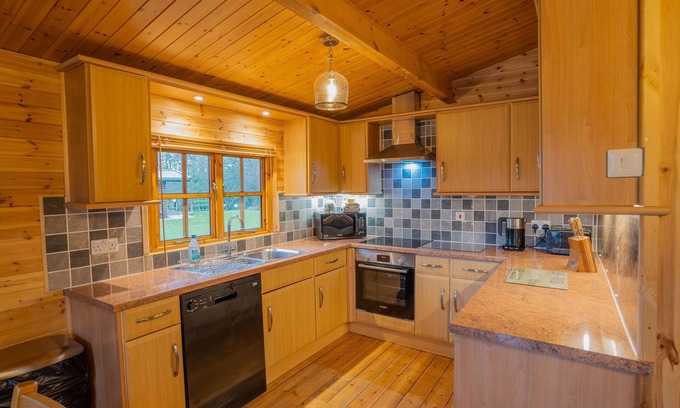 East Huntspill Cabina | Large three bedroom lodge with private hot tub for five people