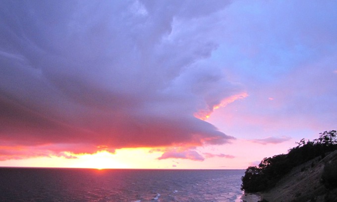 Norton Shores Cabaña | Large three bedroom cottage sitting on Lake Michigan bluff in the Muskegon area.