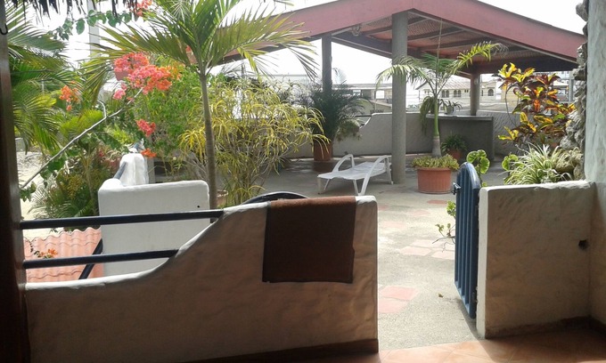 Salinas Casa | Gran casa tradicional ecuatoriana con hermosa vista al mar de la bahía