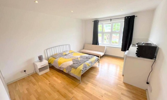 Sutton South Apartamento | Large Triple Studio in South London - Sutton
