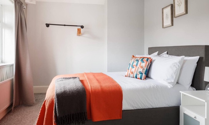Chapeltown Otro | Large 2-bed house with parking & garden, sleeps 5