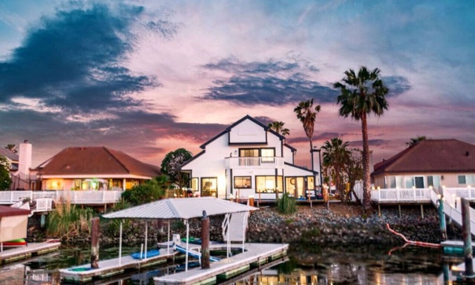 Discovery Bay Casa | Deseable hogar justo en la orilla del agua