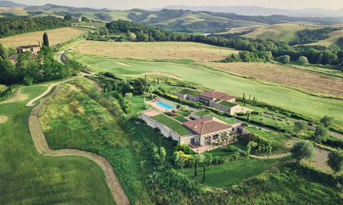Montaione Villa | Gran villa para alquilar en la Toscana con piscina, aire acondicionado, Wi-Fi, golf, tenis, paseo a la ciudad, vistas, bodas y celebraciones.