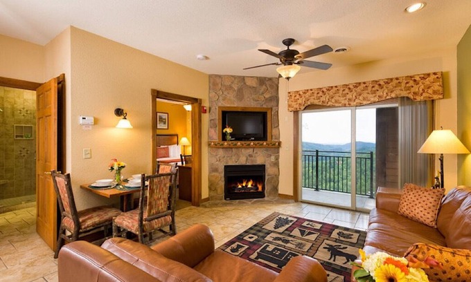 Gatlinburg Complejo | Large villa with full kitchen - indoor waterpark included!