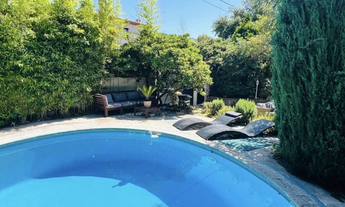 8th Arrondissement Villa | Gran chalet con jardín junto al mar, 8 de Pointe Rouge
