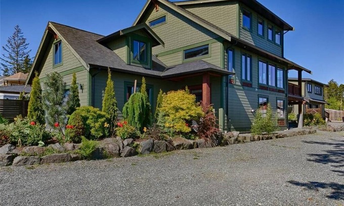 Courtenay Casa | Large west coast home near the seaside