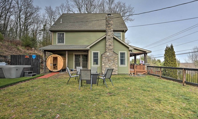 Paupack Casa | Large Yard + Games: ‘Edgewater Escape’ in Paupack!
