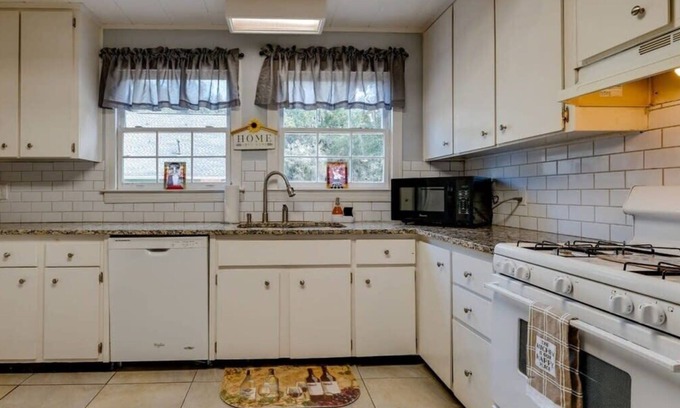 Isle of Hope Historic District Casa | Large Yard & Island Feel - Happy on Hope Isle