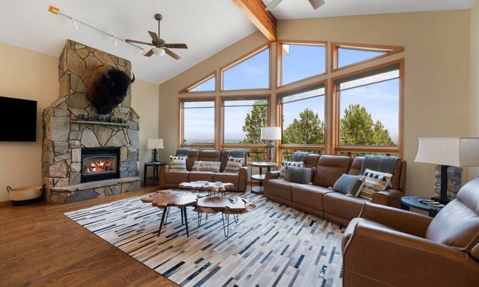 Custer Casa | Largest Custer Lodge-Sleeps 22