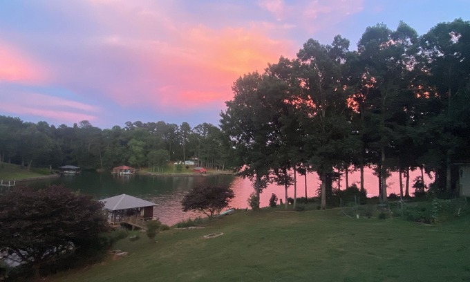 Taylorsville Casa | Lark's Nest on Lake Hickory w/Dock & Tesla Charger