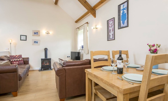 Bosherston Cabaña | Lark View, Holiday Cottage Bosherston, Sleeps 4, 2 bedrooms, bathrooms