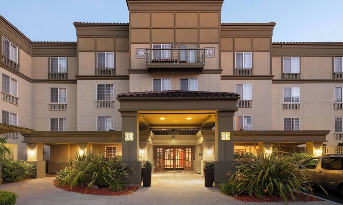 Renton Hotel | Larkspur Landing Extended Stay Suites Renton