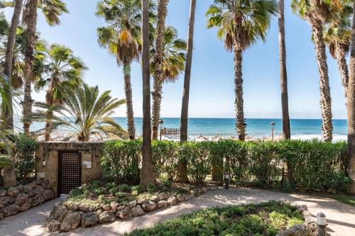 Milla de Oro Apartamento | Las Cañas Beach apartment in the Golden Mile with private parking, perfect location!