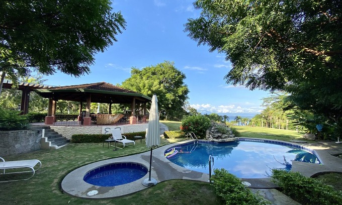 Playa Naranjo Casa | Maravillosa vista al mar, casa de 5 dormitorios en increíble propiedad privada frente al mar.