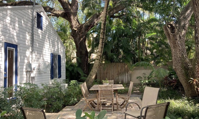 Colee Hammock Casa | Las Olas 2 Bedroom Villa House: Walking to Beach, Dining and Nightlife!