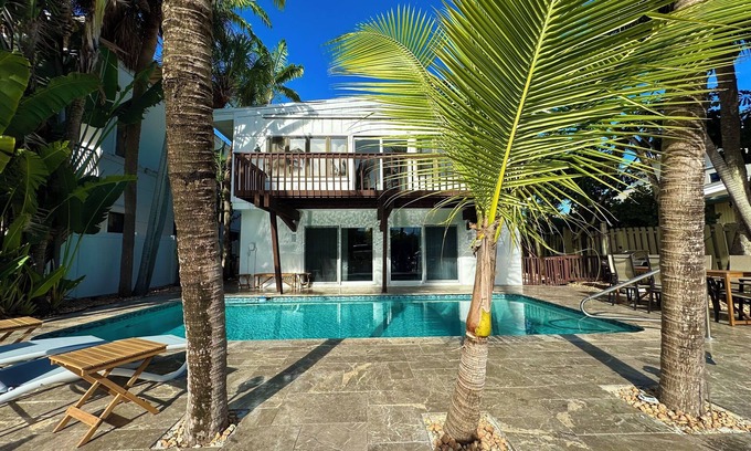Hendricks and Venice Isles Casa | Coastal Escape Loft - 8 Guests - Waterfront