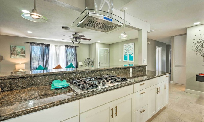 Las Vegas Cabaña | Las Vegas Getaway w/ Patio & Grill: ~3mi to Strip!