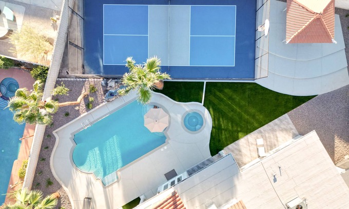 Rancho Oakey Casa | Las Vegas Large Home 6bed/5bath w/ Pickeball/Pool/Golf/Basketball/VolleyBall !