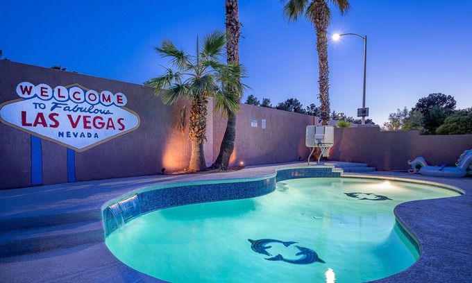 Green Valley Casa | “Las Vegas Retreat: Heated Pool, EV Charger, Minutes from Airport & Strip!”