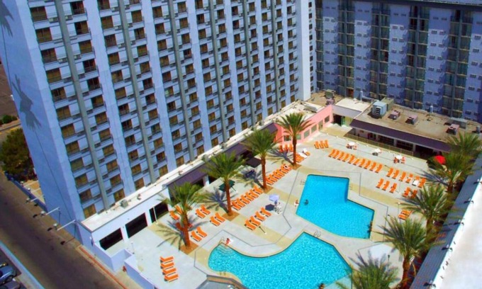 Las Vegas Hotel | Las Vegas Vacay! Spacious Unit! Short Drive to McCarran International Airport!