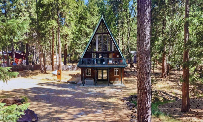 Shingletown Cabina | Lassen A-Frame Cabin w/ Hot Tub