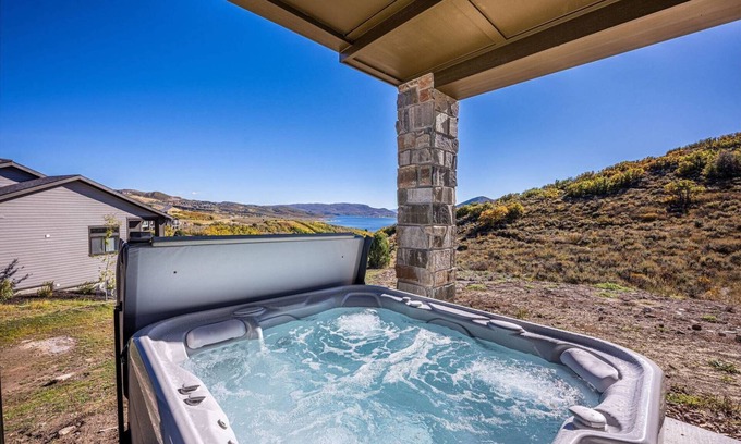 Deer Mountain Casa | Perfect for Retreats & Reunions – 5 King Suites, Private Hot Tub, 2 Min Walk to Lake, Home Theater