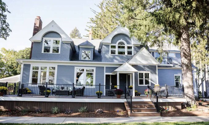 Hamilton Casa | LAST MINUTE DEAL FOR AWARD WINNING COPPER KING MOUNTAIN MANSION AT DEEP DISCOUNT