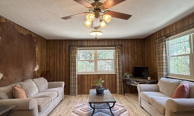 Northeast Heights Casa | Last Minute Discount! Peaceful Home in NE Heights Views, Trails in the Foothills