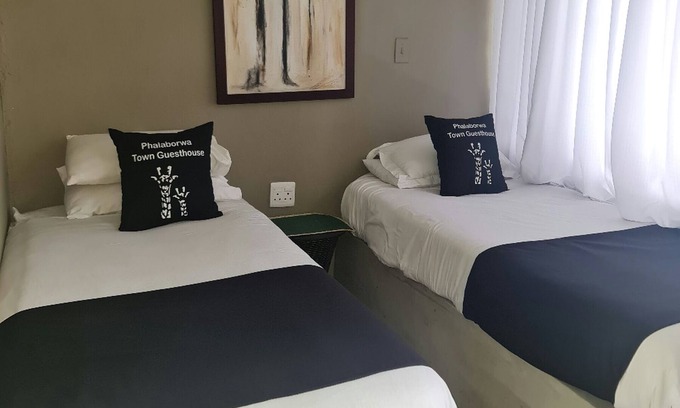 Phalaborwa Cama Y Desayuno | Last Overnight Stop Before Entering Kruger National Park- Sleeps 5 persons
