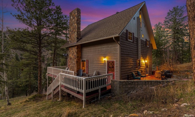 Idaho Springs Casa | ¡NUEVO! Mountain Mama's House es espaciosa pero acogedora; 5 minutos a Miner St; 26 minutos a las rocas rojas; Wi-Fi gratis