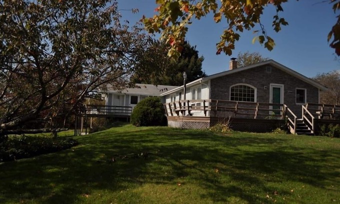 Charlestown Casa | Casa luminosa y bien ventilada, 1/2 milla de Charlestown Bch / agosto 3-10 especial $ 2500./semana