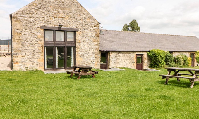 Over Haddon Cabaña | LATHKILL BARN, pet friendly, character holiday cottage in Bakewell