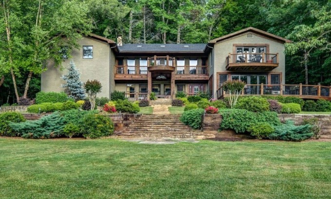 Epworth Casa | Laughing Bear Lodge 10k sqft On Trout Stream