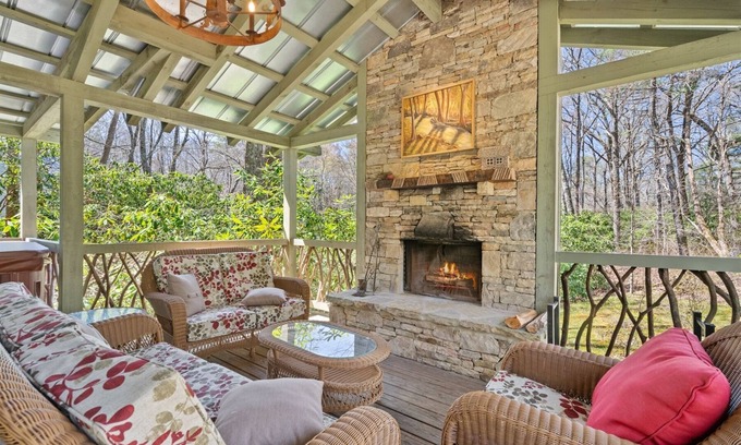 Mirror Lake Cabina | Laughing Bear Lodge | Covered Deck with Woodburning Fireplace and Hot Tub!