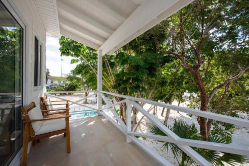Governor's Harbour Apartamento | Laughing Bird 1BR #2 - Brand New Stylish Apartment, Pool, Beach condo